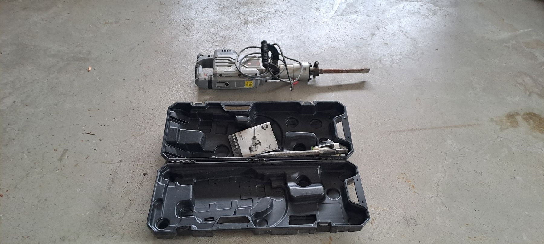 Tutti gli attrezzi: Abbruchhammer AYCE 2200W mit Koffer – Usato da Buttikon SZ venduto da Bavegna99