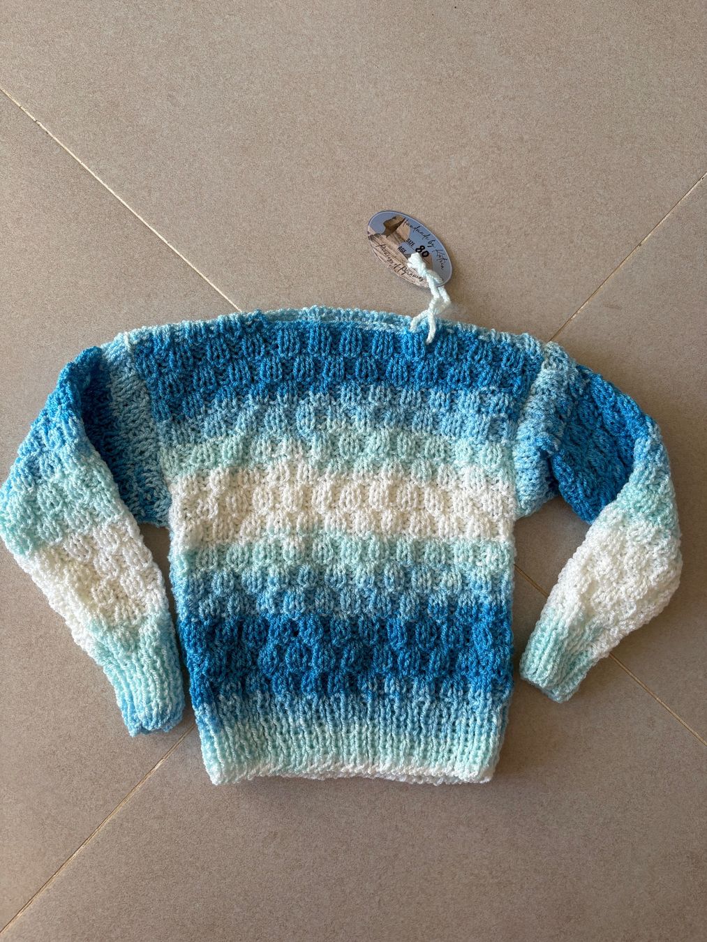 Maglioni & Felpe: Kinder Pullover blau-weis handgestrickt Grösse 80 - 1 Jahr – Nuovo e nell'imballaggio originale da Basel venduto da Tierschutz-Flohmi