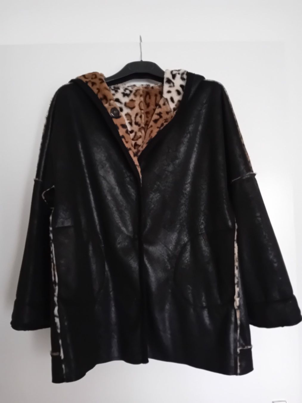 Cappotti: Mantel Damen reversible, Leopard oder schwarz, Gr. 38, NEU – Nuovo (secondo la descrizione) da Stansstad venduto da R.Anna