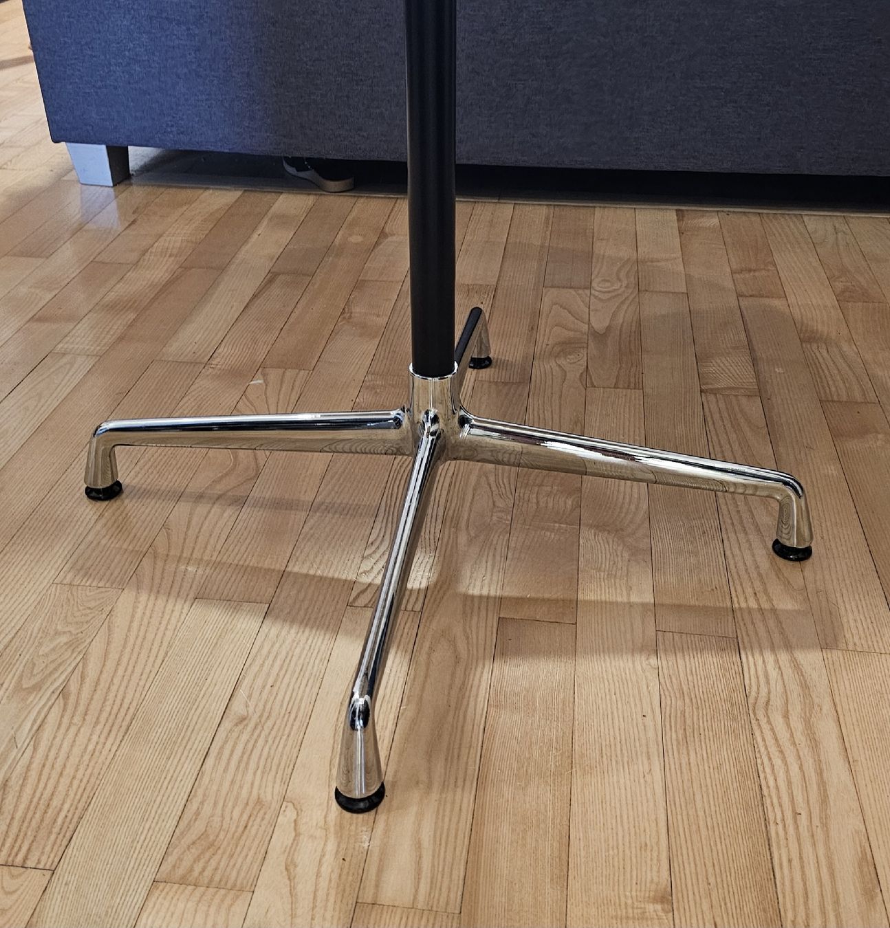 Tavoli: Vitra Eames Tisch rund 80 cm Durchmesser – Usato da Basel venduto da Allerlei-Basel 2