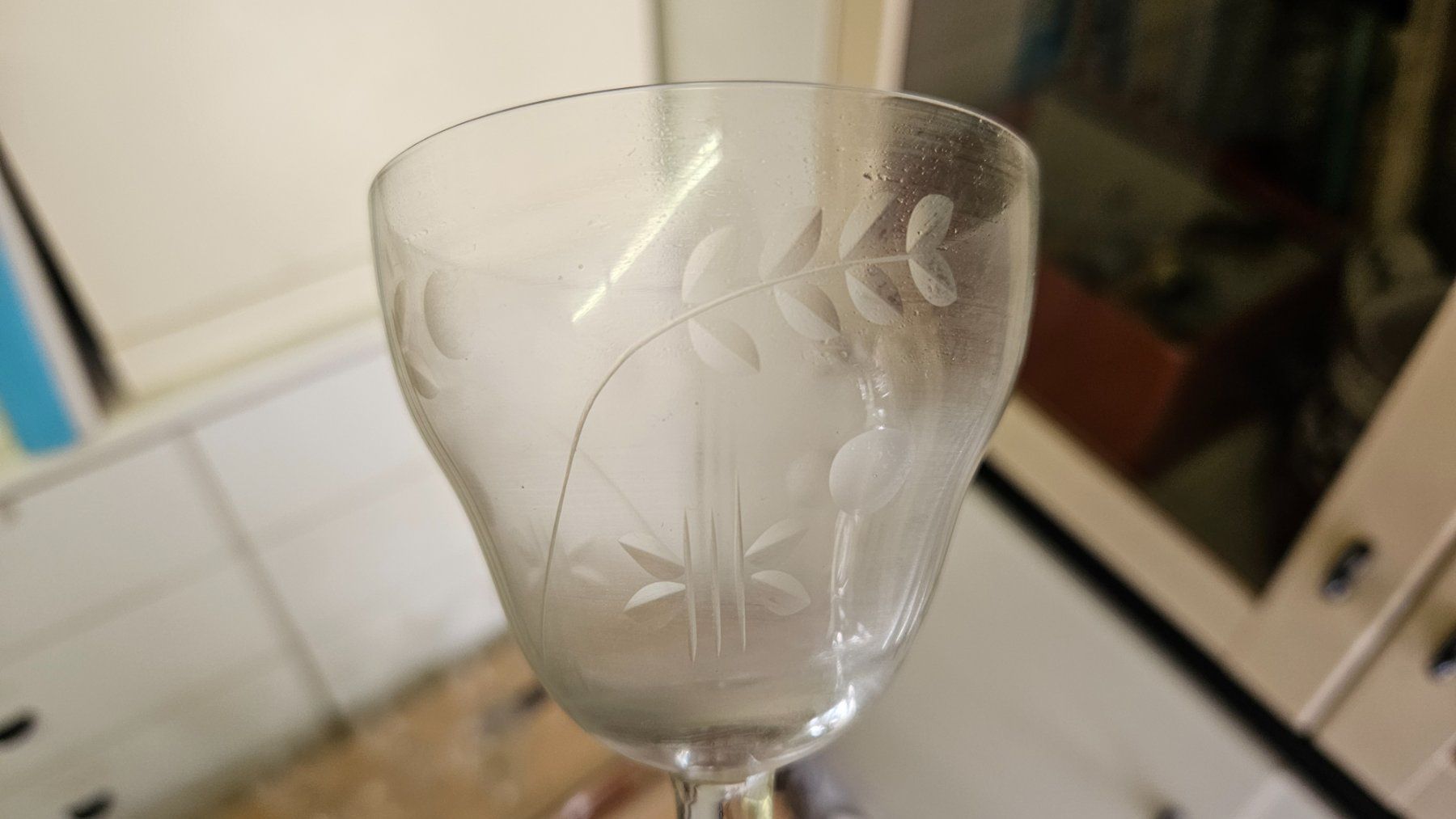 Bicchieri: 8 bicchieri in fine vetro decorato – Usato da Melano venduto da H-Sara 1