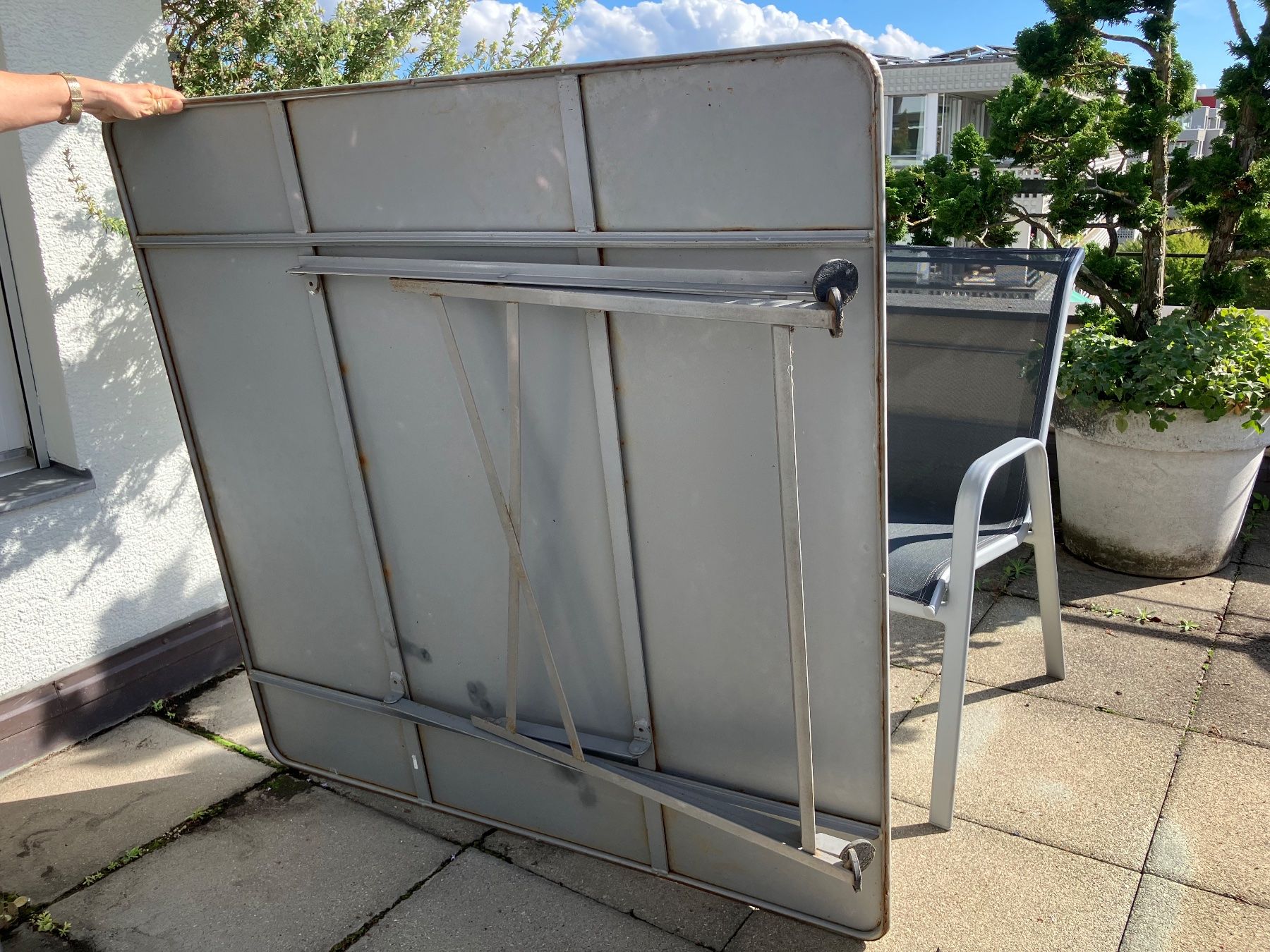 Tables: Gartentisch 127 mal 127, Metall – D'occasion à Winterthur par Seepferdchen63 1