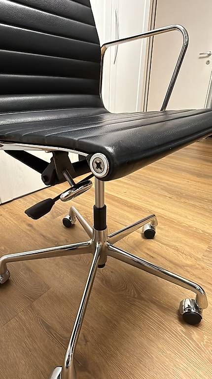 Vitra Sedie: Vitra Eames Aluchair EA 117 leder schwarz – Usato da Zürich venduto da style-and-design.zh 2