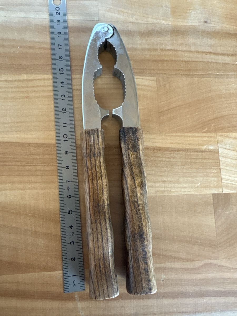 Küchengeräte: Nussknacker mit Holz Griff – Gebraucht aus Rümlang von euqinom16