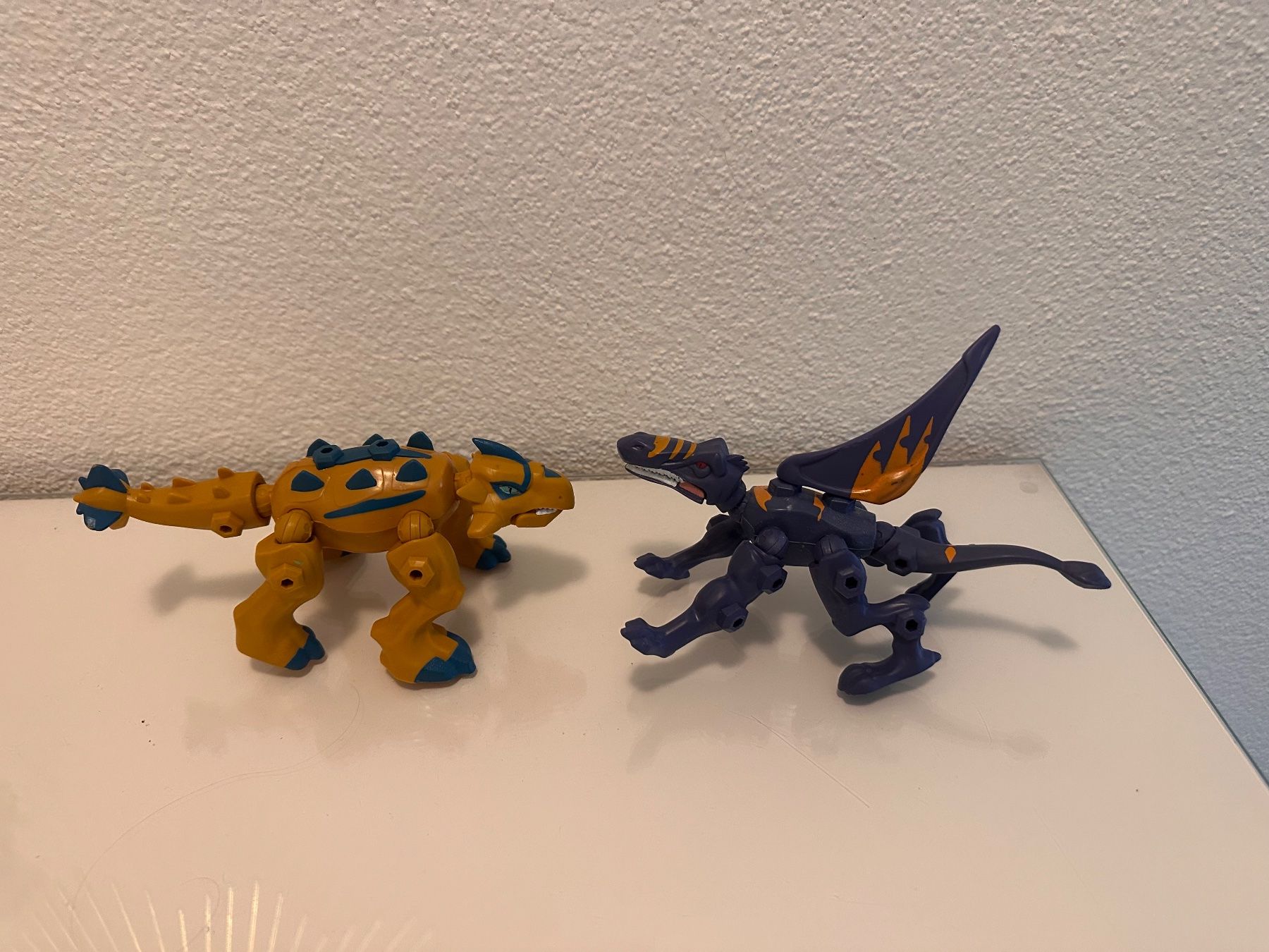 Spielzeuge: Dinosaurier Transformers 4 Stück – Gebraucht aus Alpnach Dorf von ljusja 4