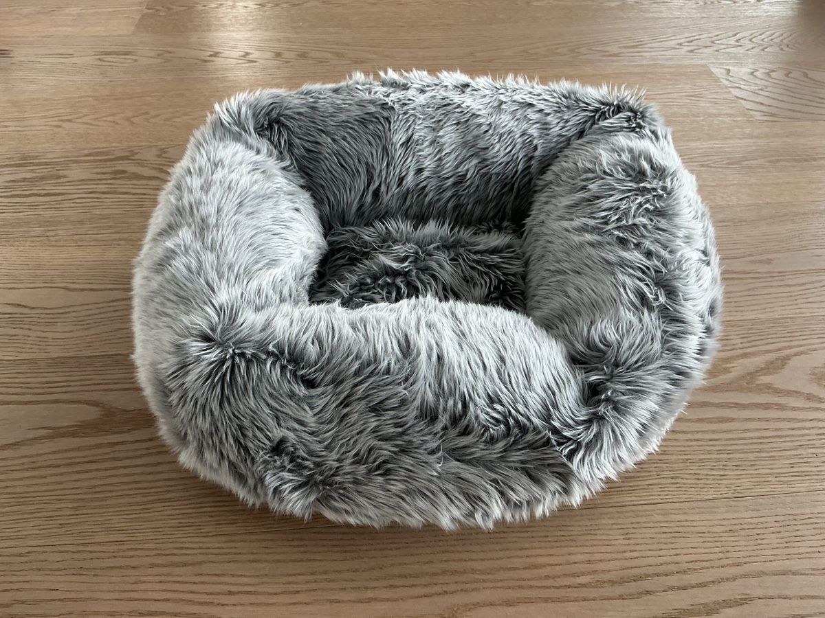 Liege- & Schlafplätze: Kunstfell - Bett für kleine Katze oder Hund, hellgrau – Gebraucht aus Riken AG von AFM123