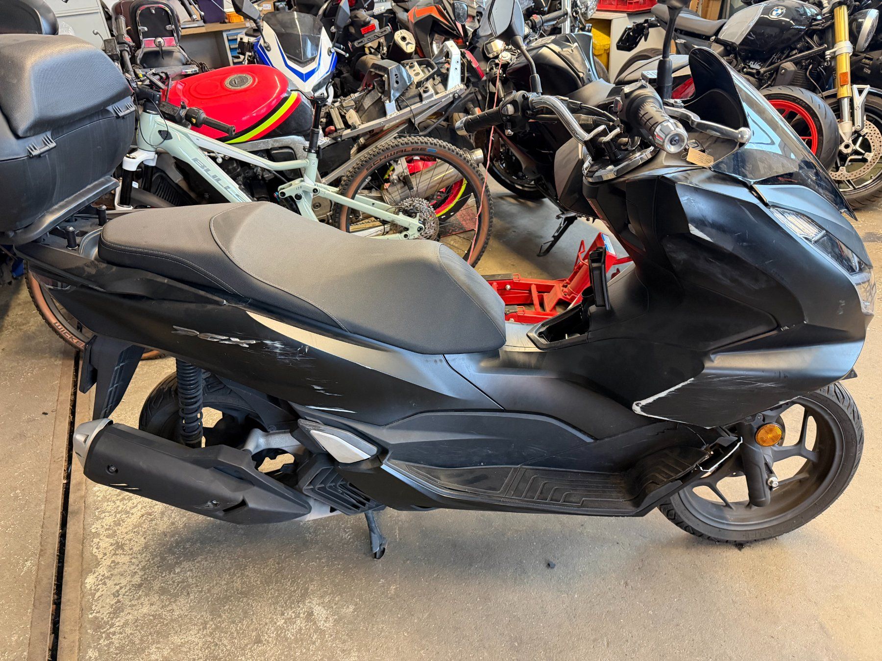 Honda Scooter: Honda PCX125 jg 2023 unfall – Difettoso da Meien venduto da GSXR997 7