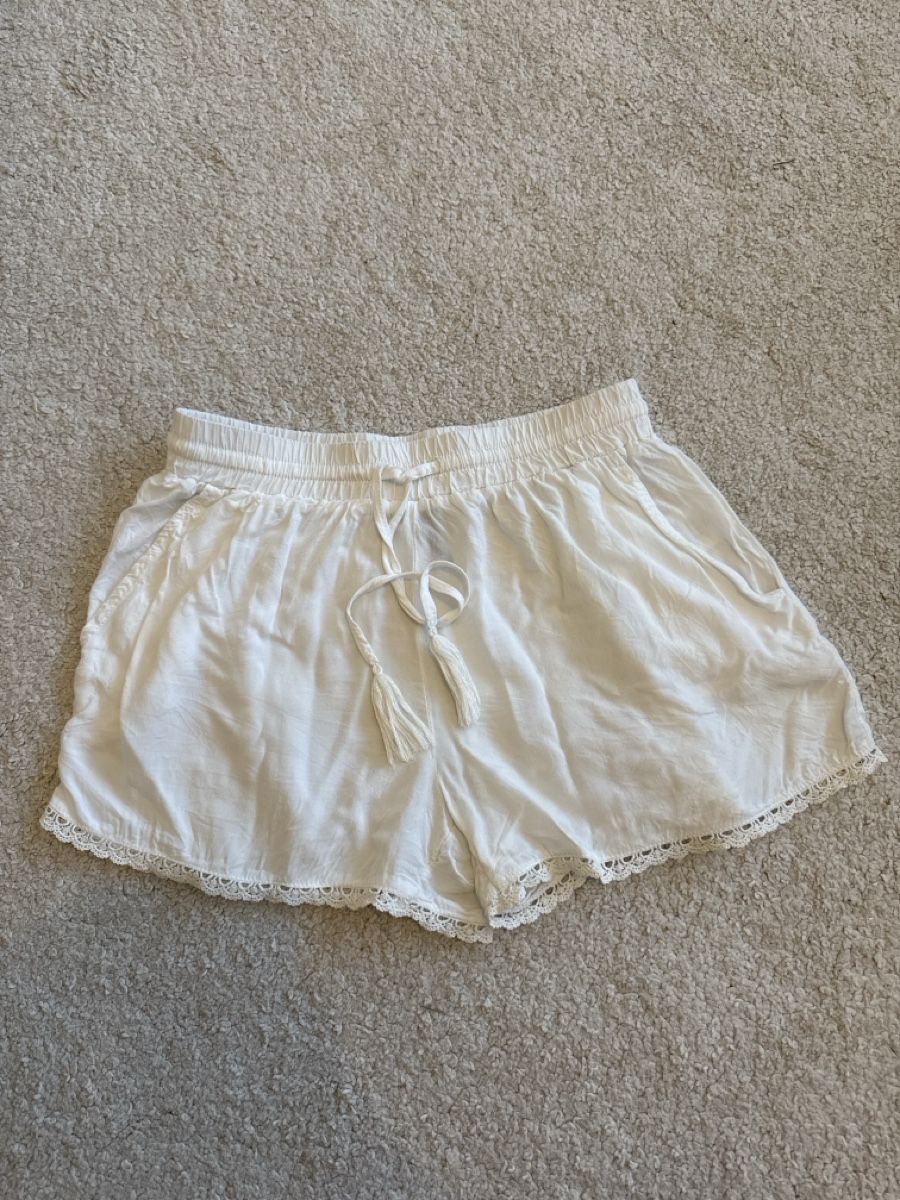 Pantaloni: Shorts weiss mit Spitzenbesatz – Usato da St. Niklausen LU venduto da car_2562