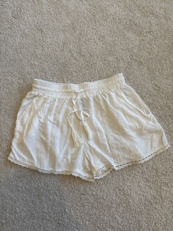 Shorts weiss mit Spitzenbesatz