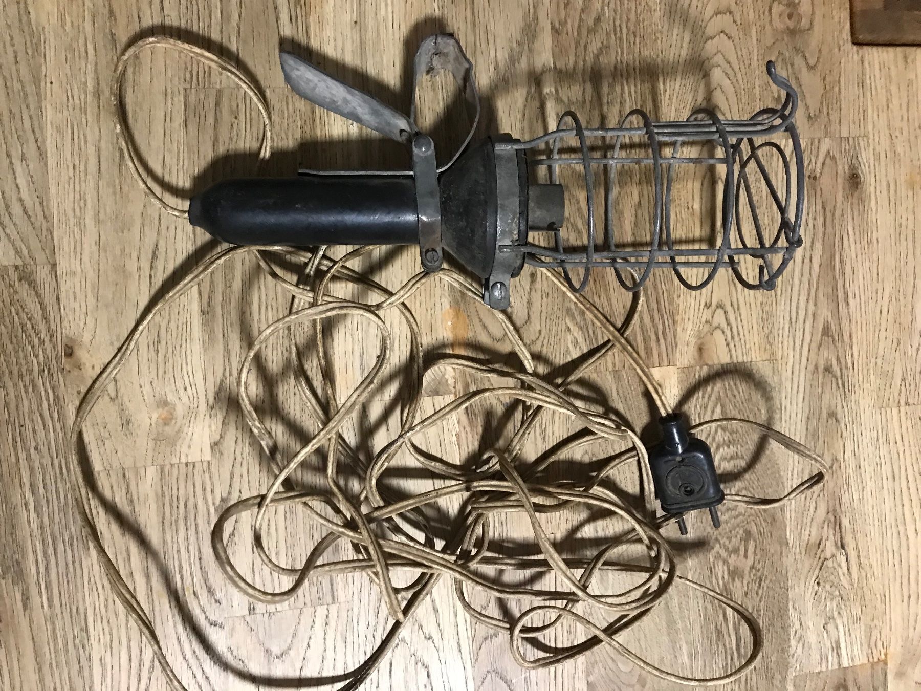 Lampade: Alte  elektrischen  tragbare Lampe – Usato da Niederscherli venduto da ija_y67c 5