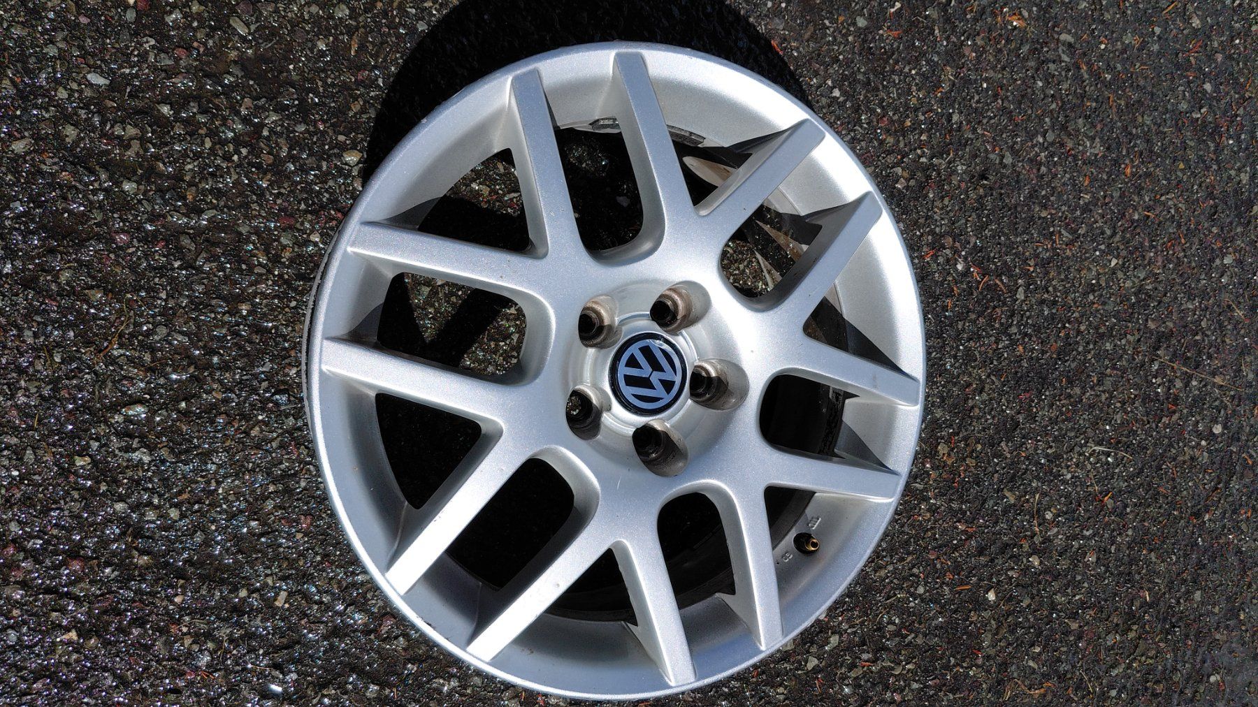 Volkswagen Cerchioni: 4 jantes VW 16 pouces – Usato da Versegères venduto da Tinouche70