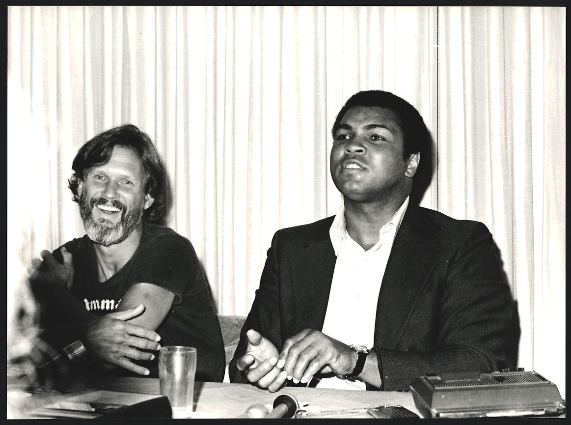 Photos & affiches: Fotografie Boxer Muhammad Ali mit Sänge – D'occasion à Berlin par bartko-reher