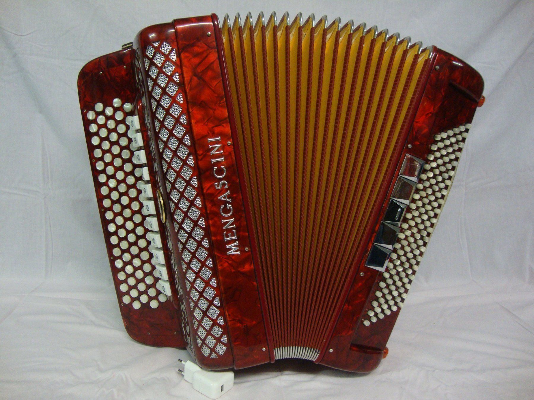 Strumenti musicali: Akkordeon chromatisch Mengascini – Usato da Zürich venduto da baumusik 4