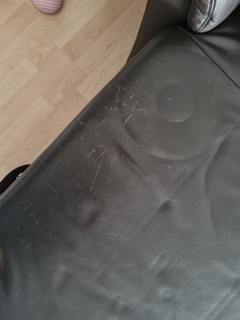 Sofas: Echtleder Sofa mit Deko-Kissen. Schwarzes Ecksofa mit Gebrau – Gebraucht aus Ostermundigen von aydin014 4