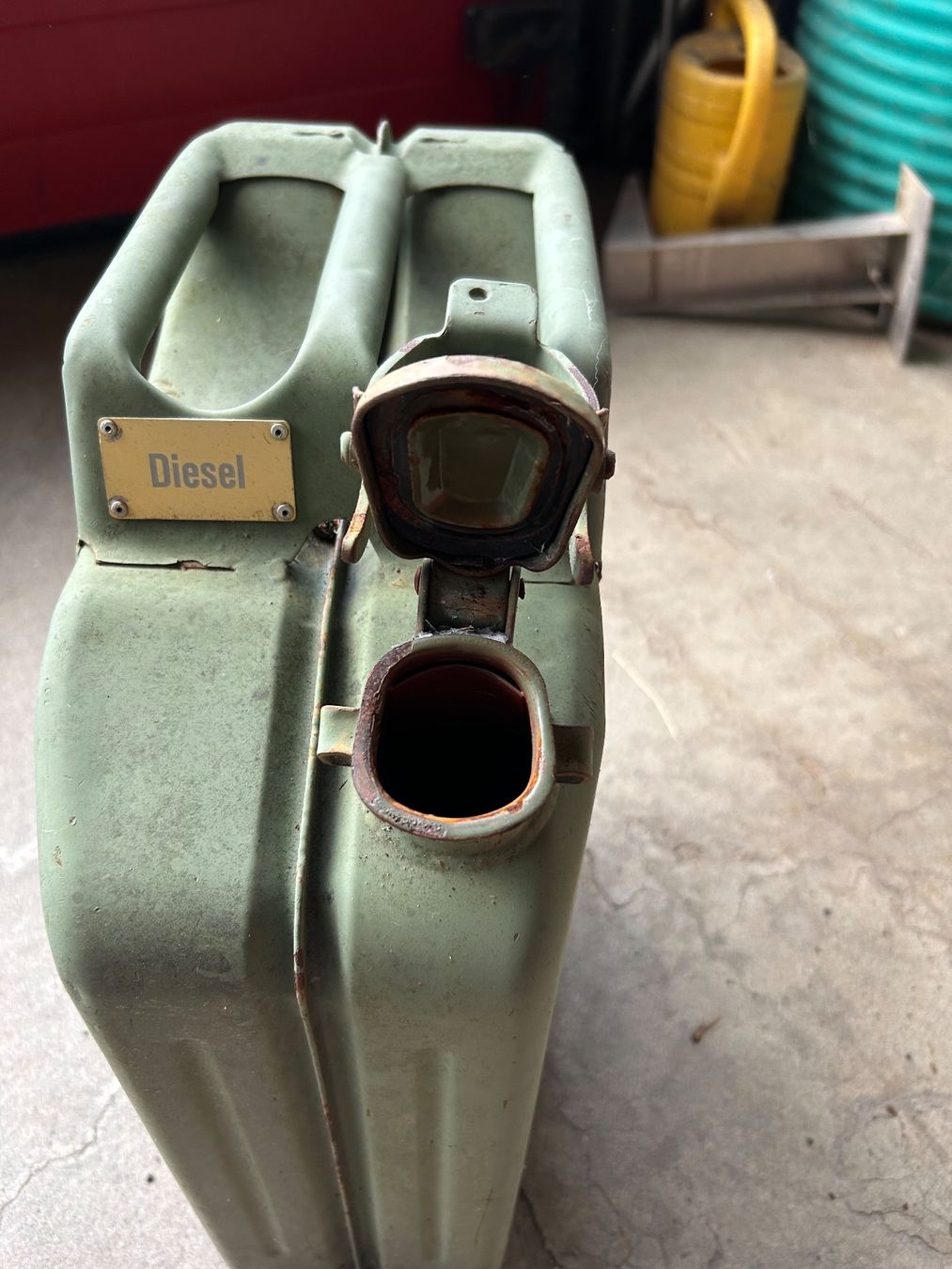 Schweizer Armee Benzinkanister: Blechkanne Diesel – Gebraucht aus Gunten von Cnd 4