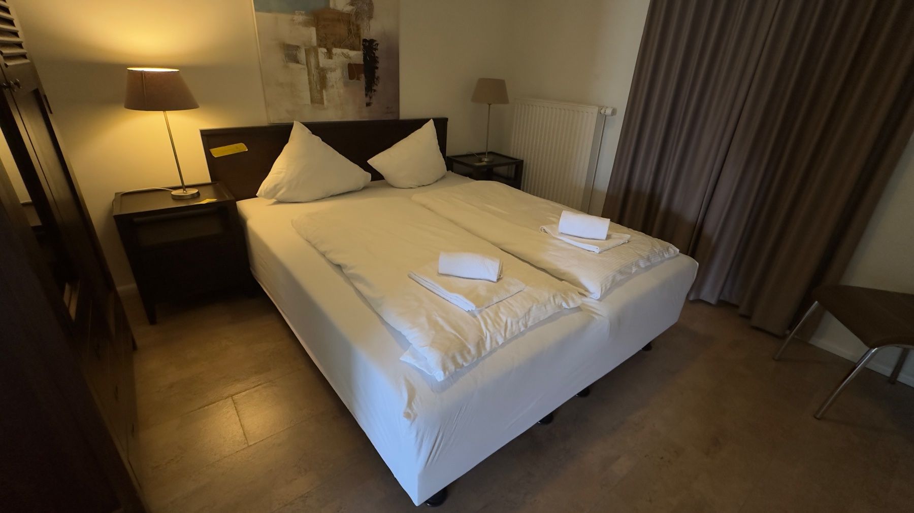 Lits: Bed and bedside table – D'occasion à Unterterzen par aks_svn8