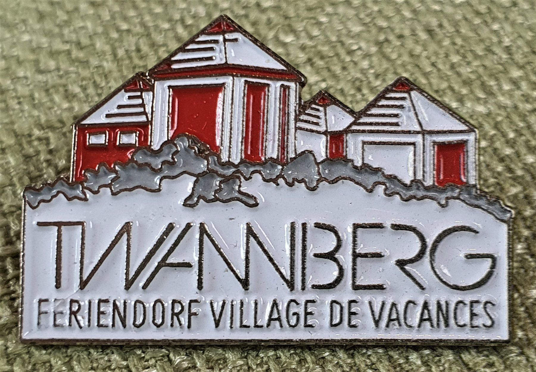 Plaketten & Abzeichen: D820 - Pin Twannberg Feriendorf Suisse – Gebraucht aus Reinach BL von Boston-Verkauf