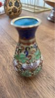 Kleine antike Cloisonné Vase mit floralem Muster, Top