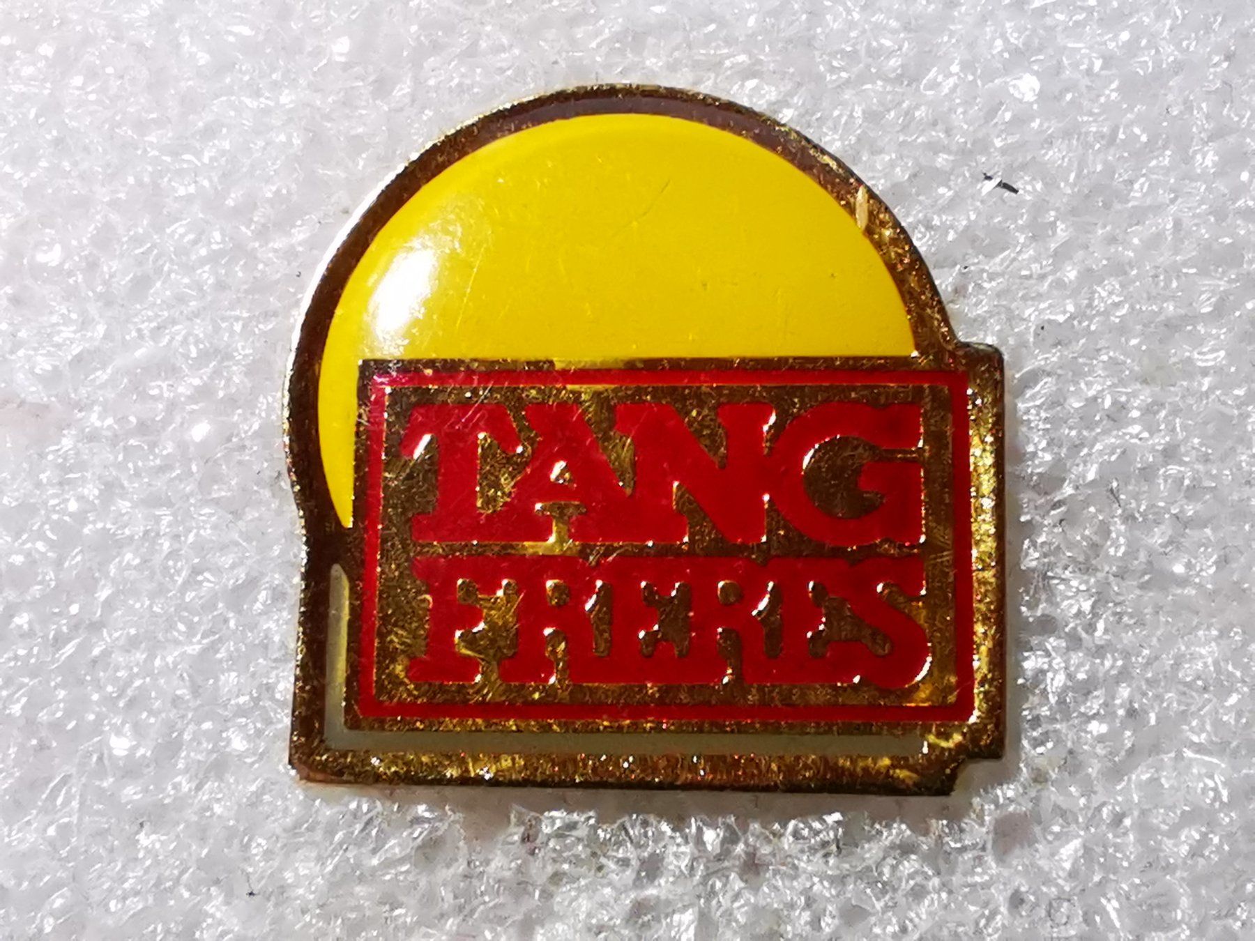 Plaketten & Abzeichen: Ansteckpin 47: Tang Freres – Gebraucht aus Oppligen von Pin-Fall-Shop