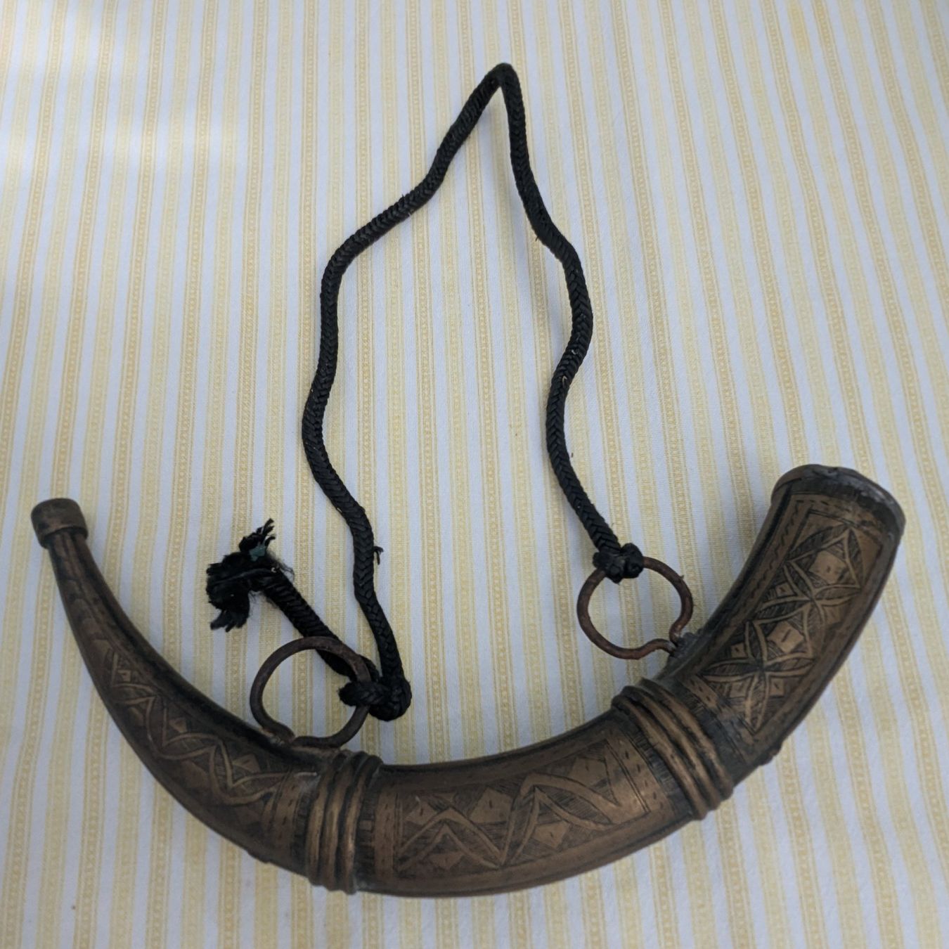 Bottiglie: Antikes Pulverhorn Orientalisch – Usato da Giffers venduto da agu25
