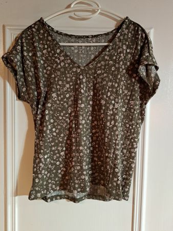 Sommer T-Shirt, Olivgrün mit Blumenmuster, Grösse S/M