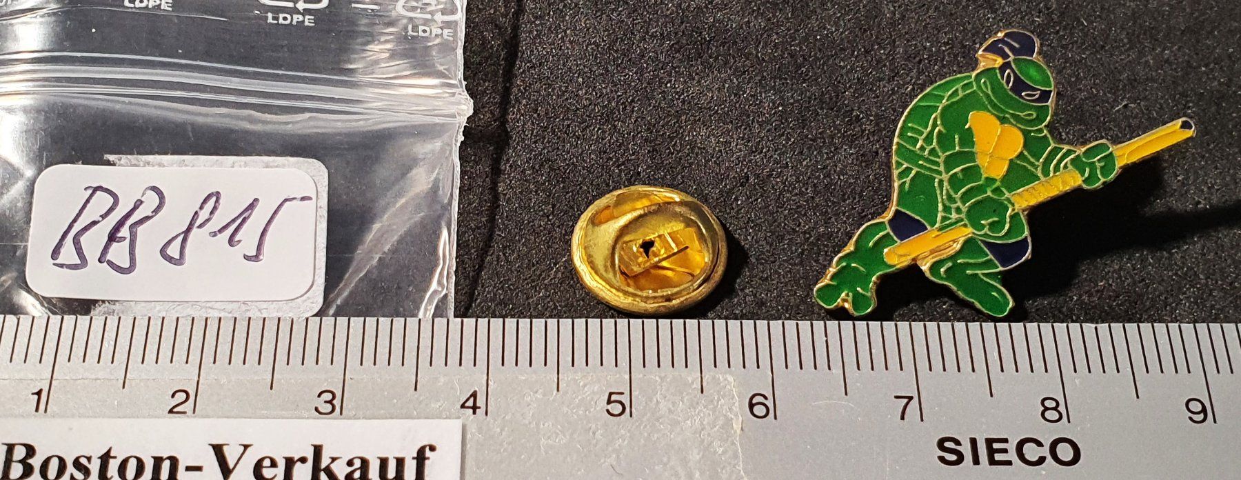 Placchette & Badge: BB815 - Pin Ninja Turtles Donatello – Usato da Reinach BL venduto da Boston-Verkauf 1