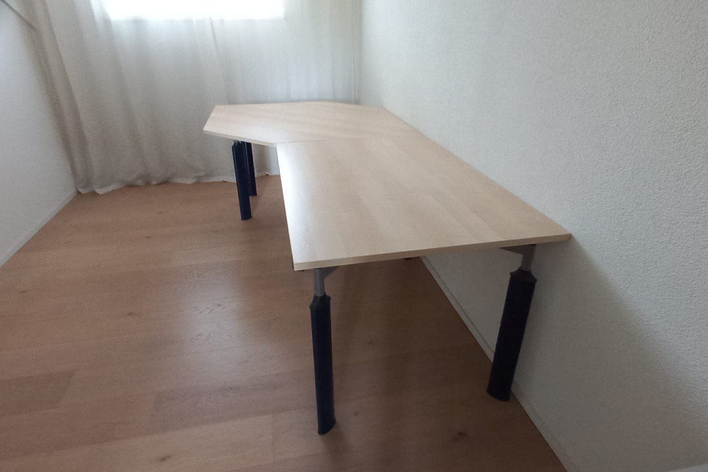 Scrivanie: Büro-Tisch mit Eckelement – Usato da Beckenried venduto da Winterabend150