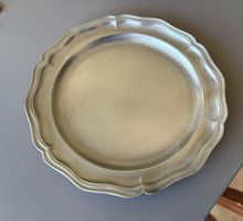 Belle assiette décorative en étain véritable