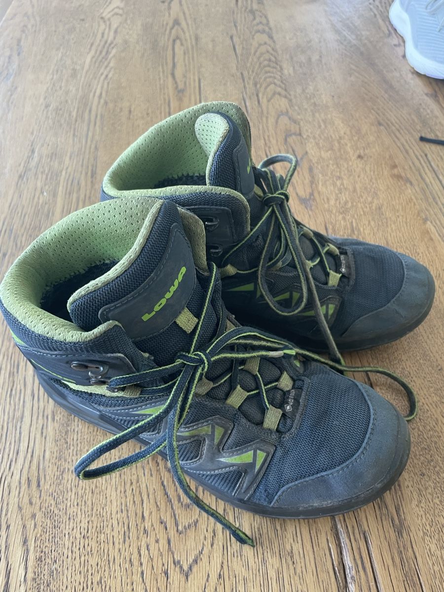 Lowa Schuhe für Jungen: Wanderschuhe von Lowa – Gebraucht aus Bonstetten von Panda_79 1