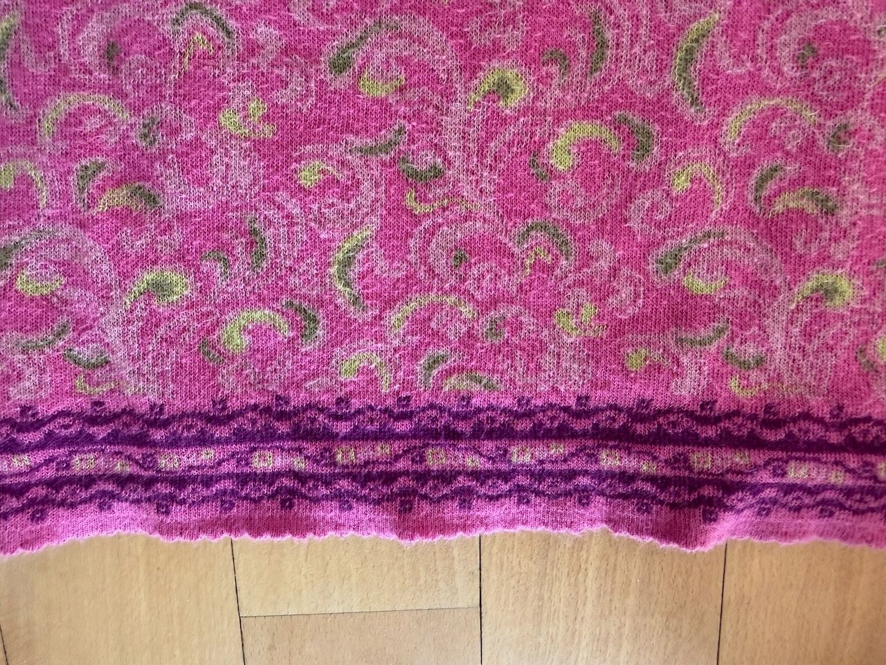 Maglioni & Felpe: Baumwollpullover mit schönem  Muster, Gr. M – Usato da Winterthur venduto da 1956ingi 2