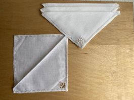 6 weisse kleine Servietten mit Stickerei