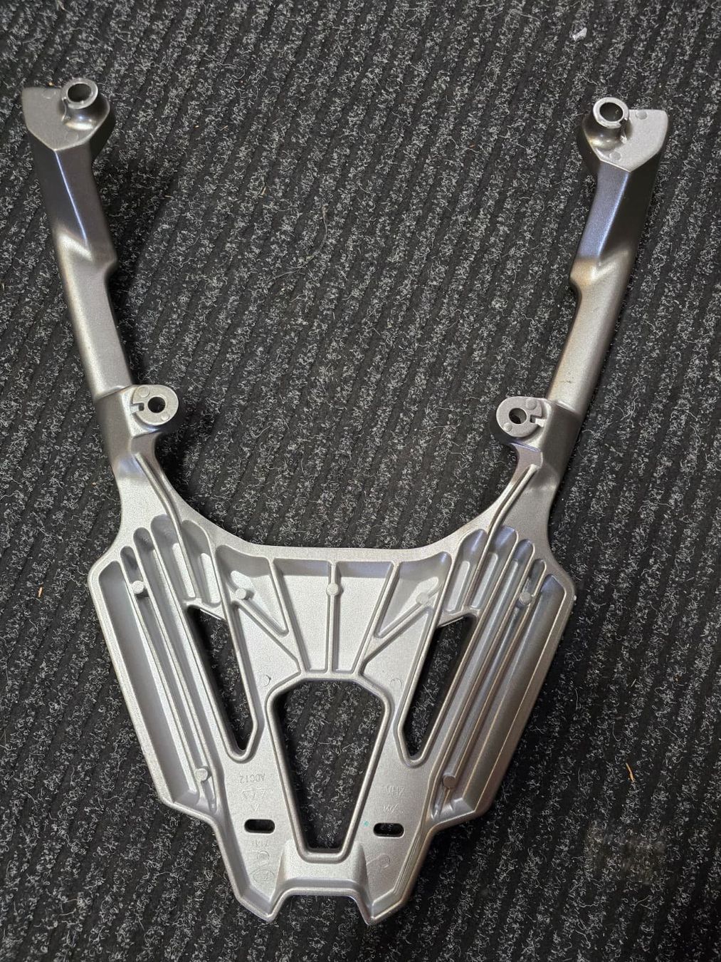Sym Tutti pezzi di ricambio per scooter: PORTE BAGAGES SYM ADX 125 – Usato da Yverdon-les-Bains venduto da MotoFactory. 2