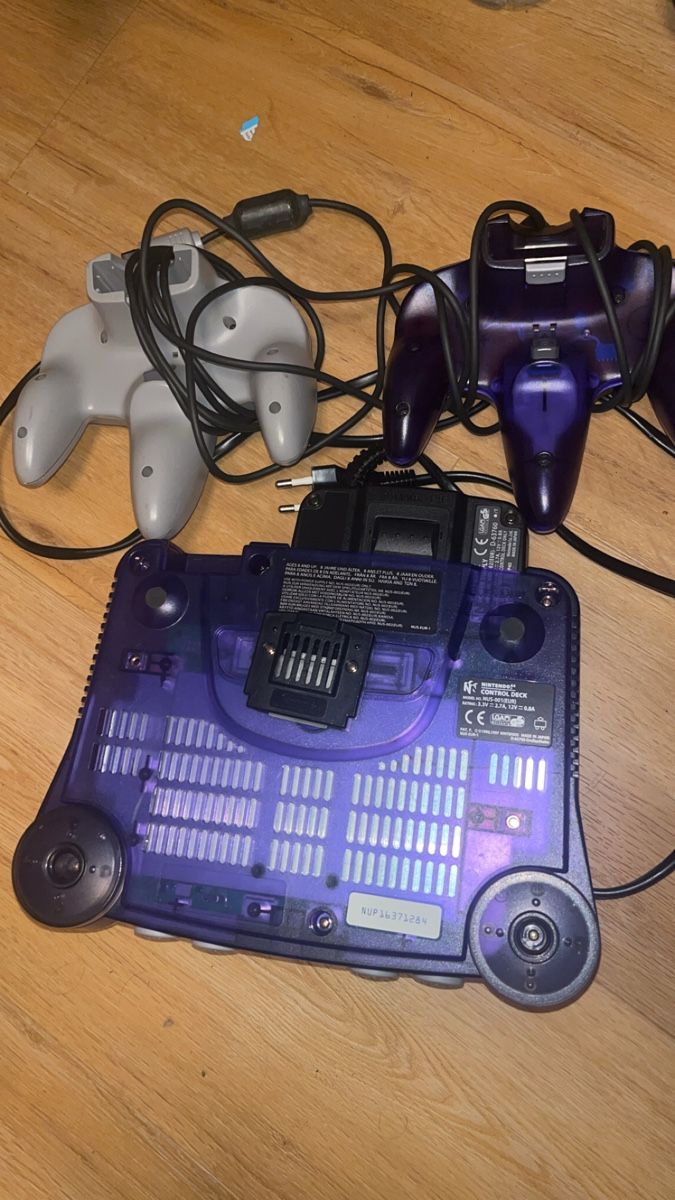Nintendo Console: Nintendo 64 Funtastic Grape Purple +  2 controller – Usato da Buchs AG venduto da dim_6c9l 1
