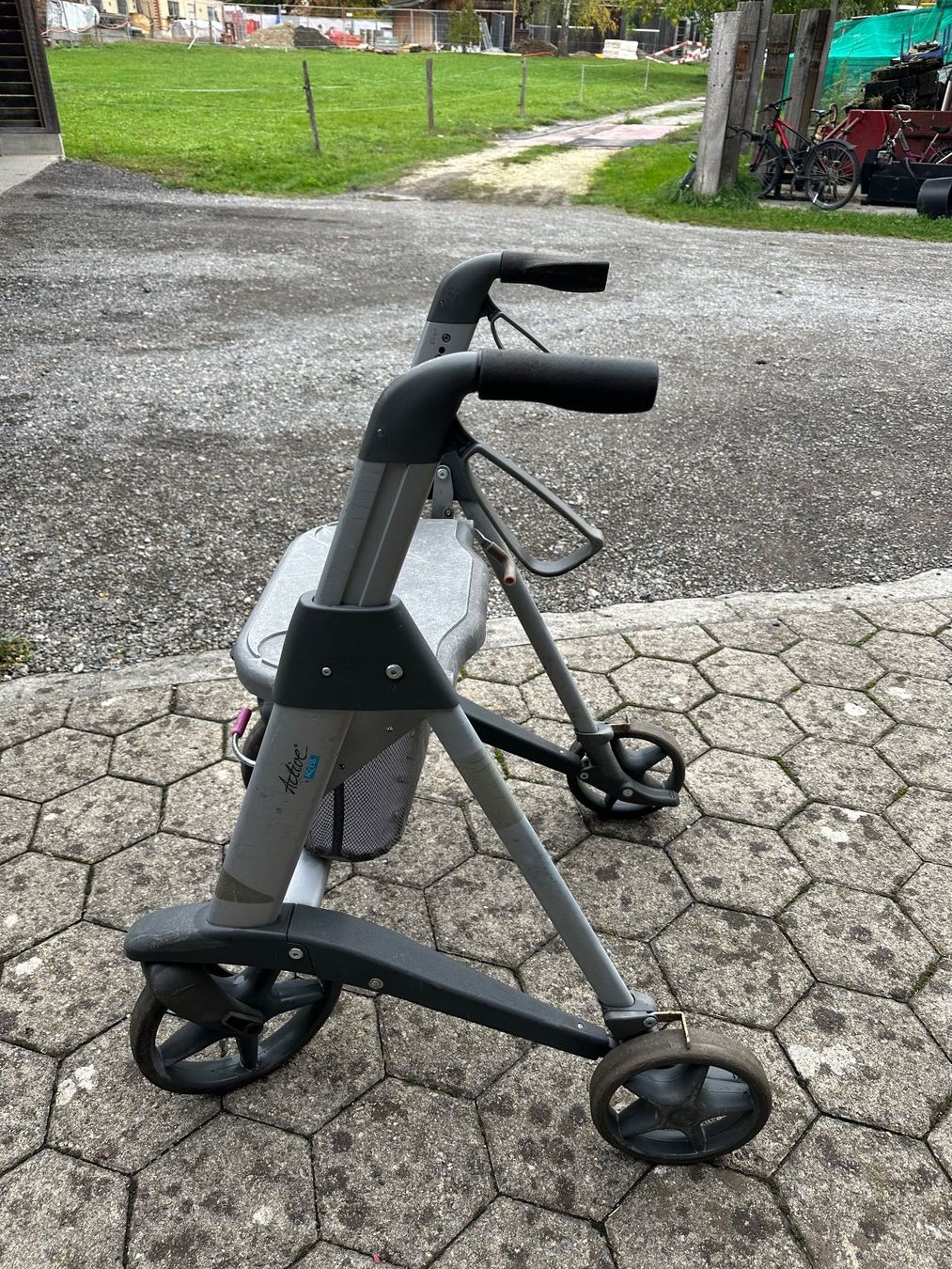 Ausili per la deambulazione: Rollator Active grau gebraucht mit Sitz und Korb – Usato da Cham venduto da Floeckli010 2