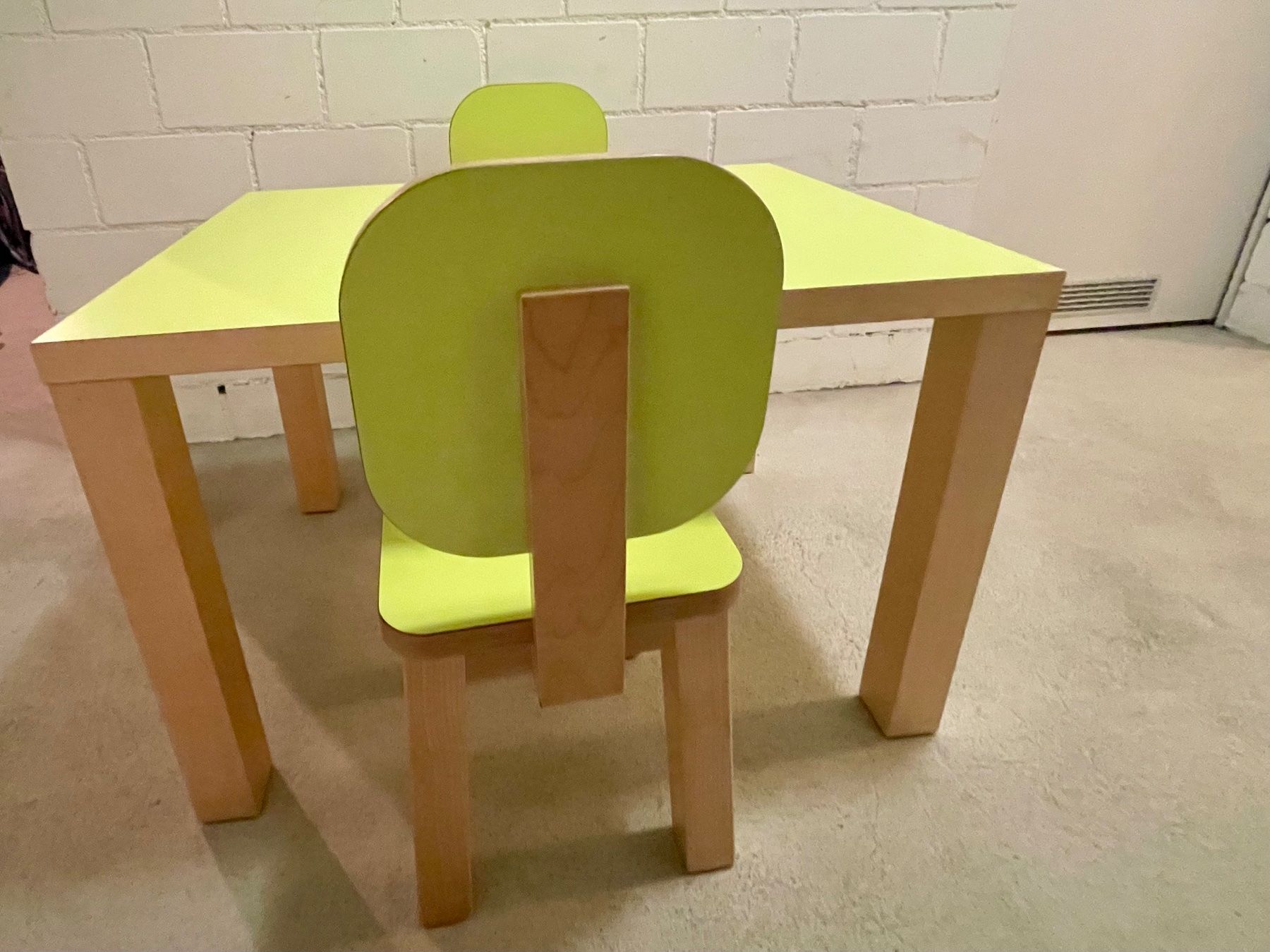 Set di tavolo e panche: Kindertisch mit 2 Stühlen – Usato da Jona venduto da Eve10 1