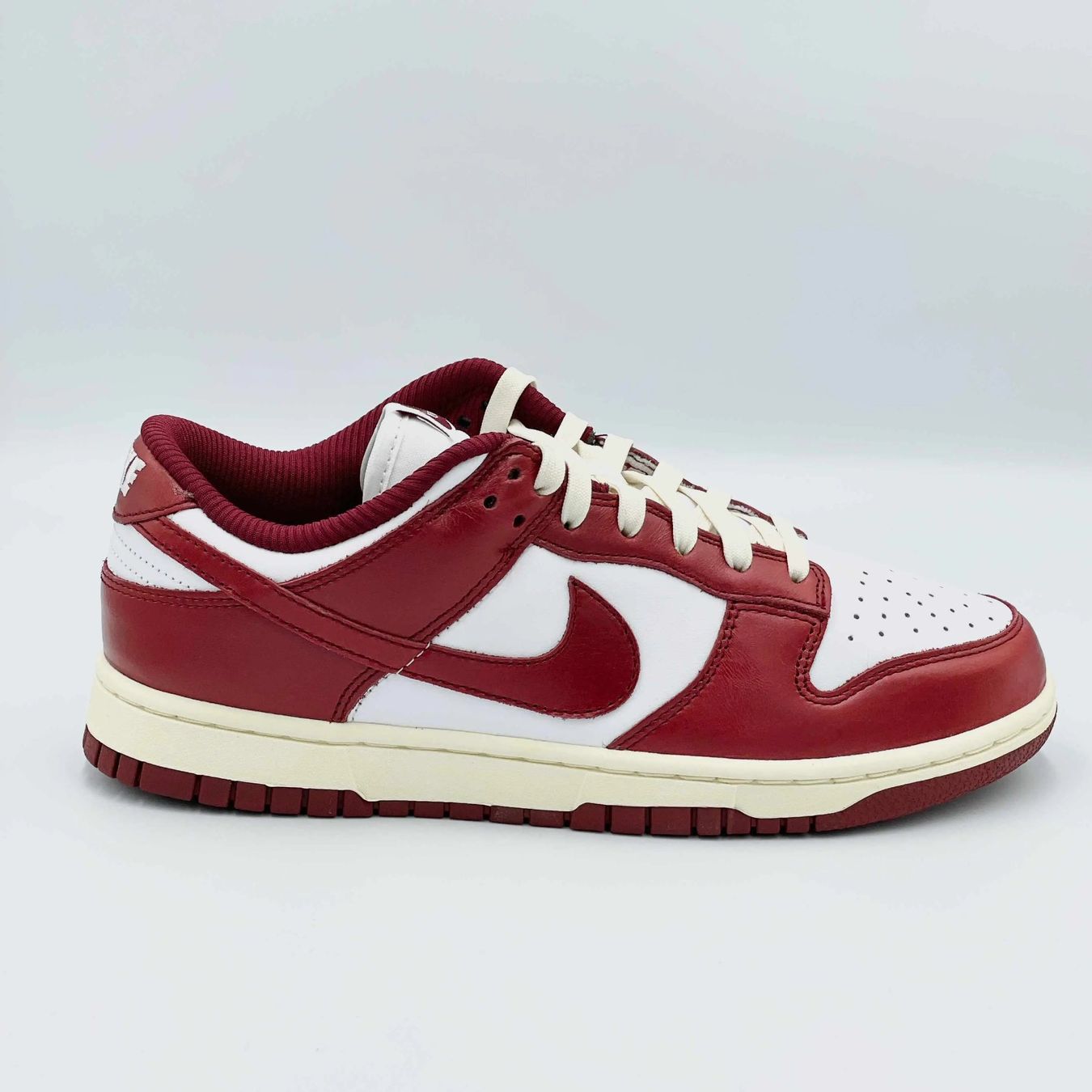 Nike Scarpe da donna: Nike Dunk Low Vintage Team Red EU 41 – Nuovo e nell'imballaggio originale da Erlinsbach venduto da sasneakers 1
