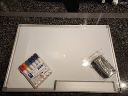 kleines Whiteboard mit Marker-Set und 2 Radiergummis