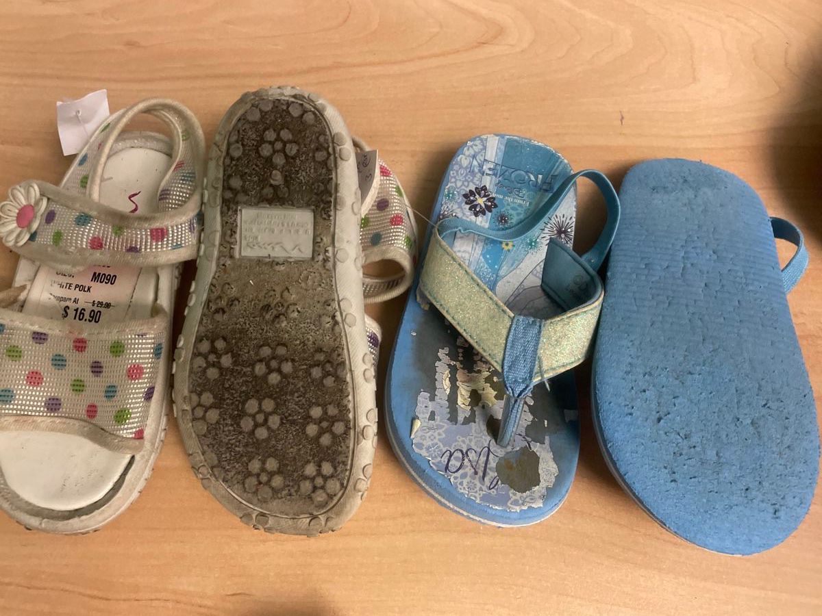 Scarpe per ragazze: 2 Paar Mädchen Sandalen/Flip Flops Gr.26Sommer – Usato da Obergerlafingen venduto da cabo4 2
