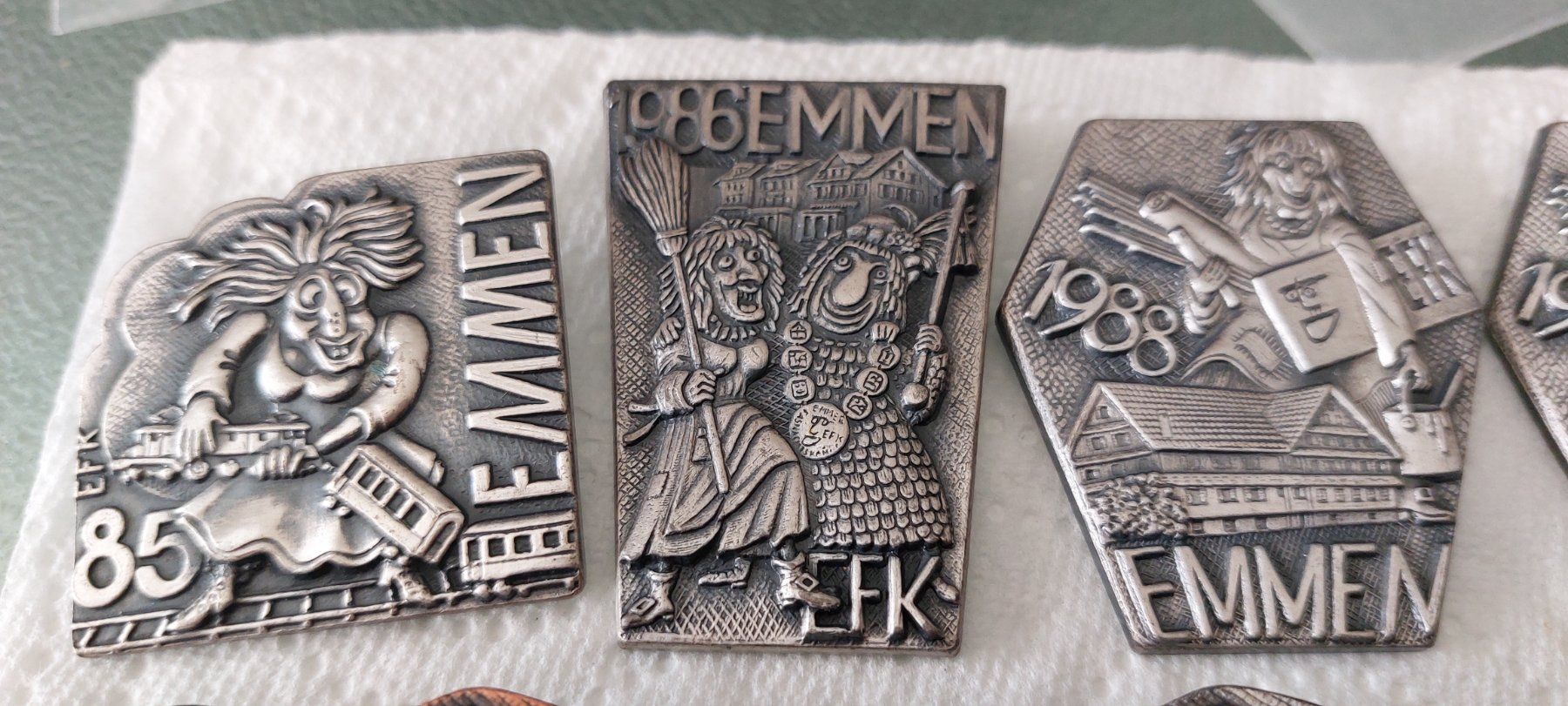 Placchette & Badge: Fasnachtsplaketten Emmen LU (21) – Nuovo (secondo la descrizione) da Rotkreuz venduto da JustForSale 1