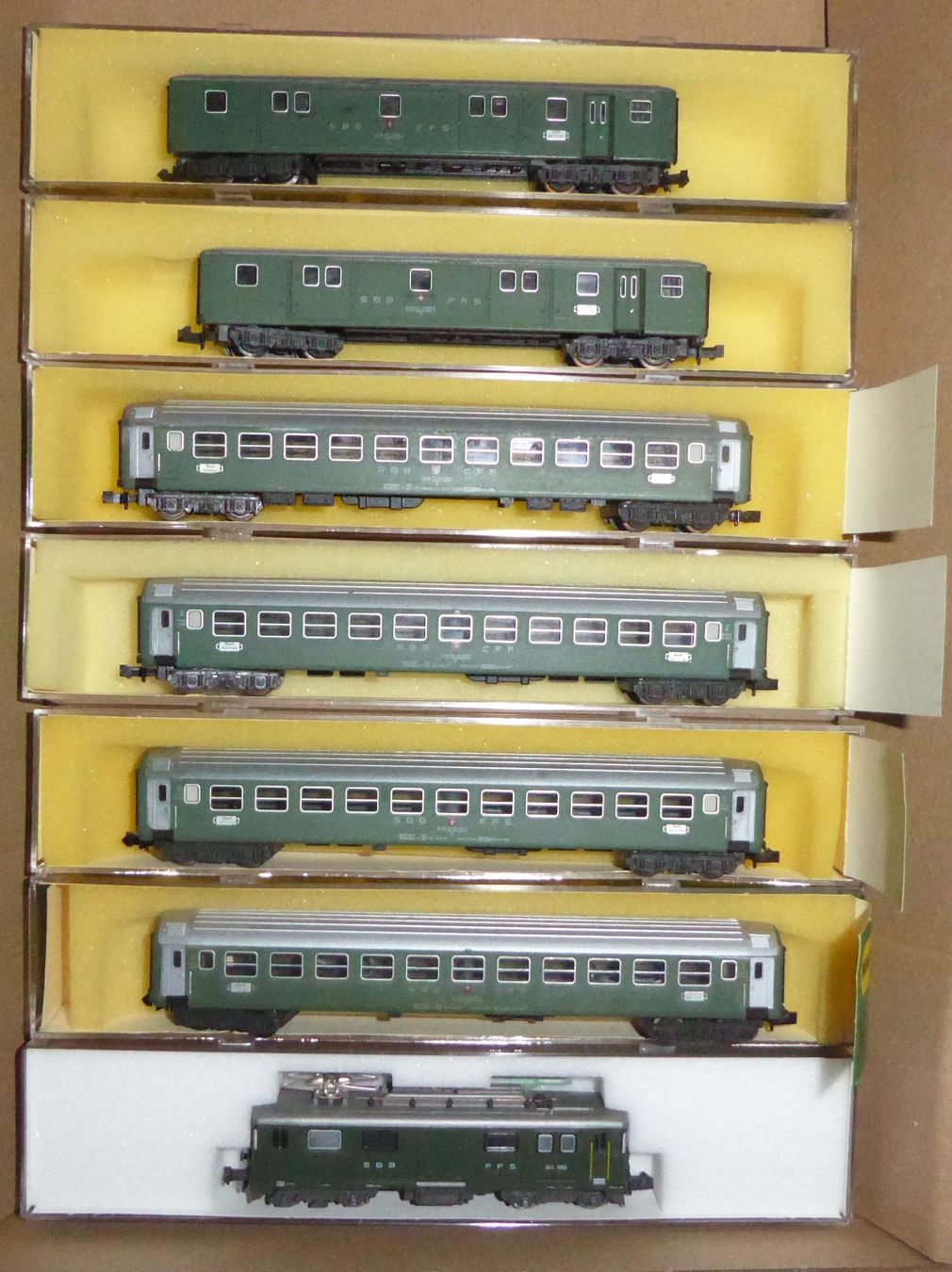 Trix Modelleisenbahnen: Minitrix/ Hobbytrain Spur N SBB Zug Set 7-teilig – Gebraucht aus Uetikon am See von auktio 1