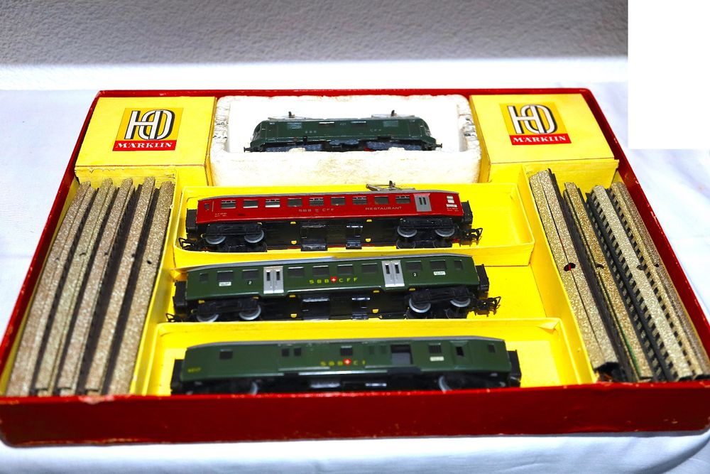MÄRKLIN N°3214 PACKUNG MIT RET 800 Re 4/4 DER SBB (Gebraucht) in Ipsach ...