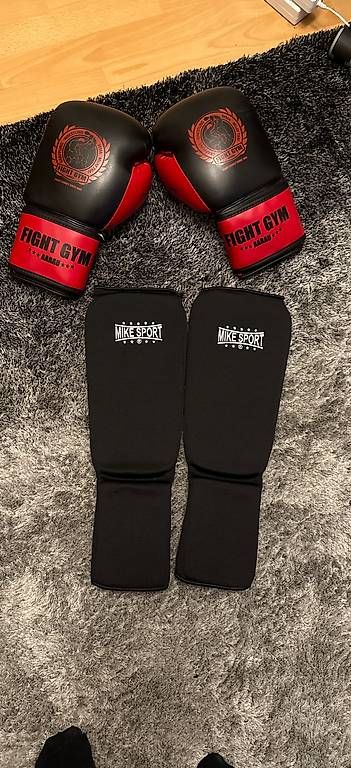 Guanti & manicotti: Boxhandschuhe inkl. Schienbeinschoner – Nuovo (secondo la descrizione) da Ermenswil venduto da jessica288