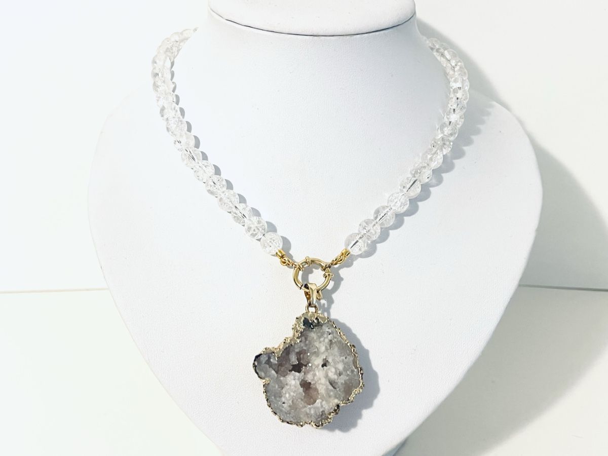 Catenine: Rock Crystal & Geode Pendant Necklace – Nuovo e nell'imballaggio originale da Rüschlikon venduto da ThereseJewelryDesign 4