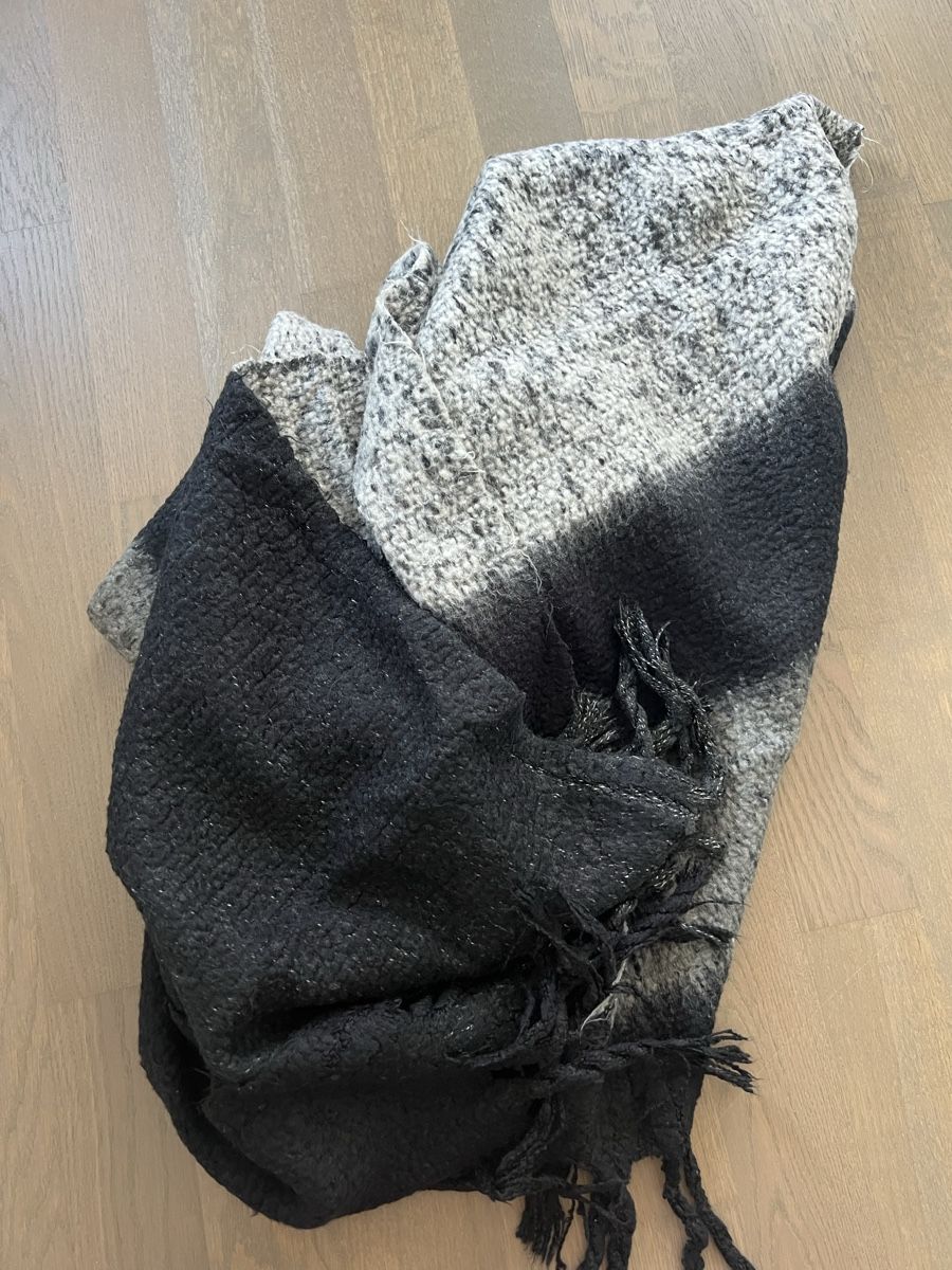 H&M Foulard & Sciarpe: Warmer Schal Grau/Schwarz – Usato da Kriens venduto da Krienserin_T 1