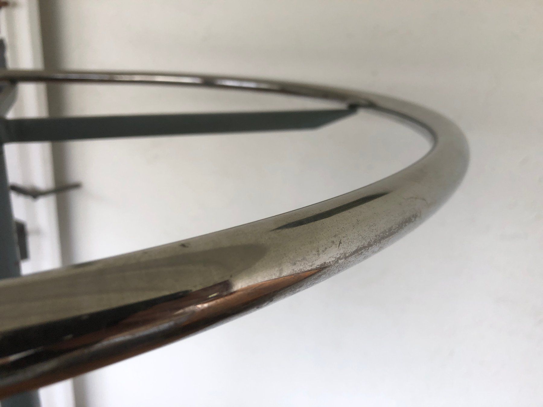 Guardaroba: Antiker Kleiderständer Industrial Design – Usato da Arisdorf venduto da Liquidus 4