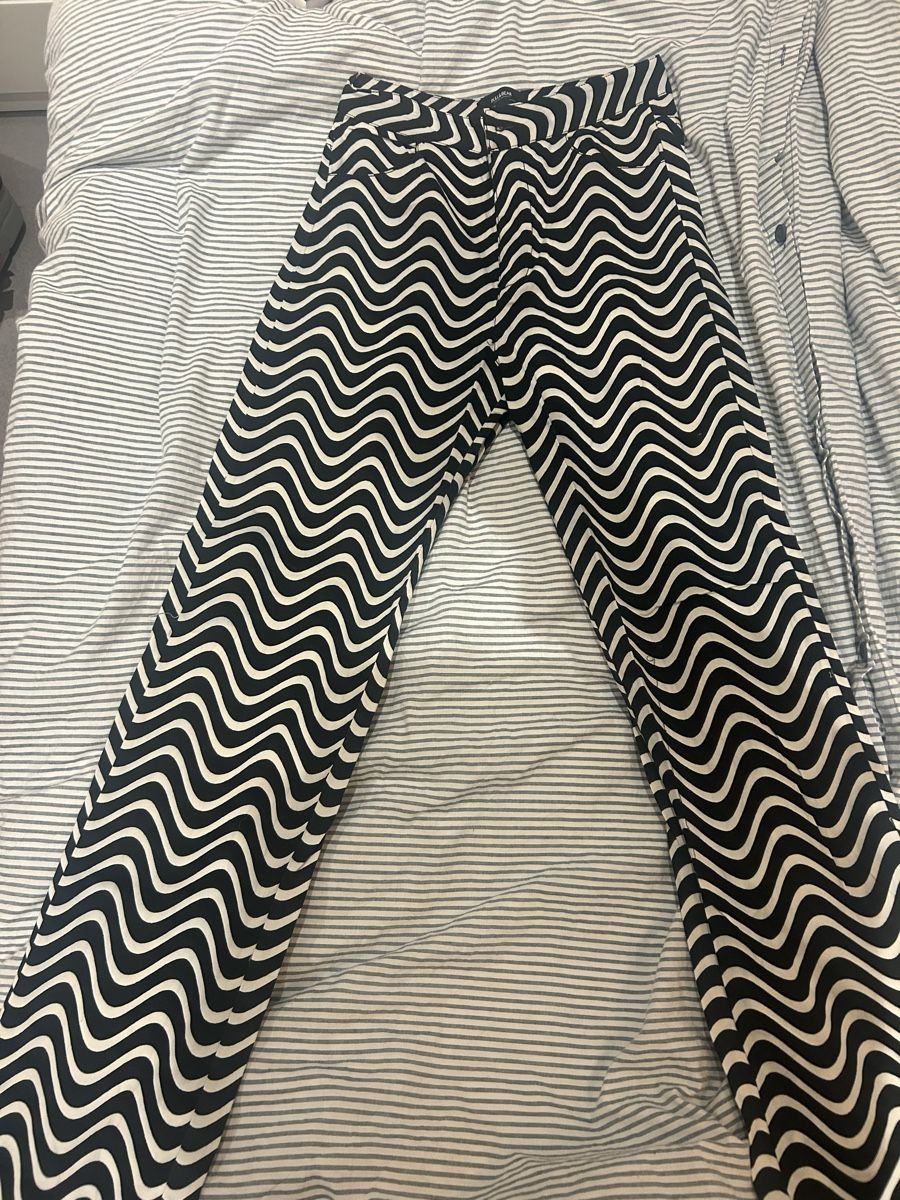 Pull&Bear Pantaloni: Pantalon Pull&Bear à motifs vagues, taille S comme neuf! – Nuovo (secondo la descrizione) da Vesenaz venduto da emi_videsonarmoire 1