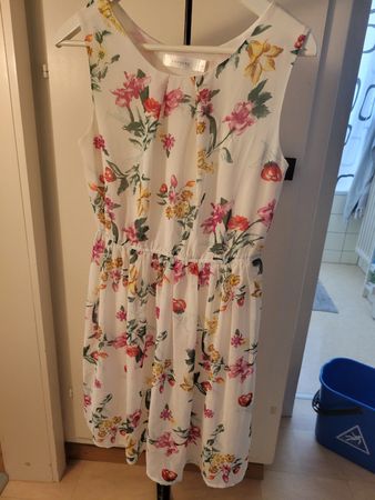 Sommerkleid Anonyme weiss mit Blumenmuster Grösse M