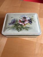 Alte Büchse / Dose mit Blumen 
