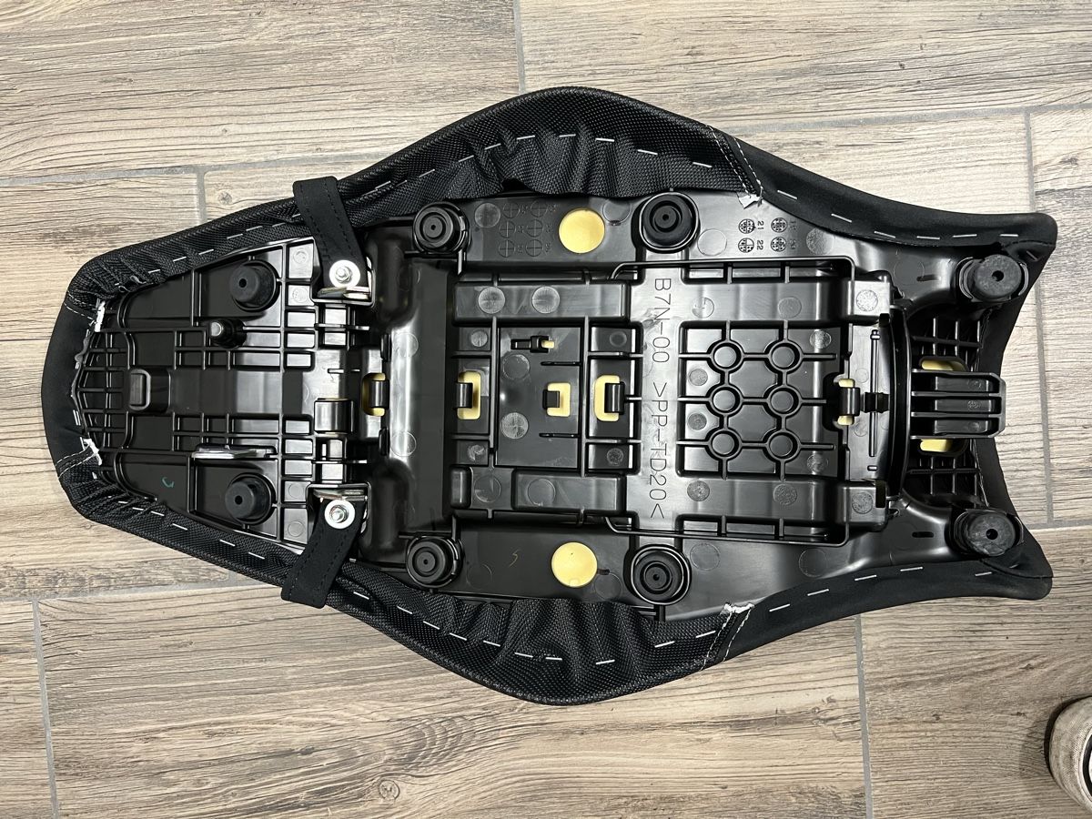 Yamaha Tutti i ricambio per moto: Yamaha MT09 selle – Nuovo (secondo la descrizione) da Fribourg venduto da jul_65j9 1