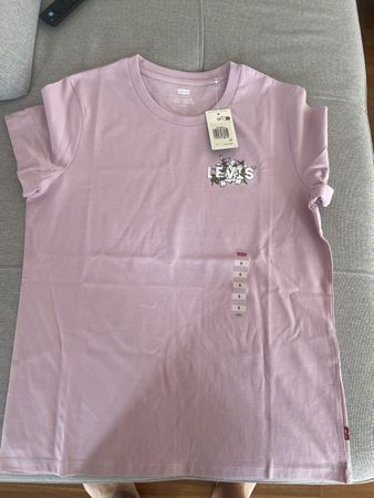 Levi’s T shirt new!!